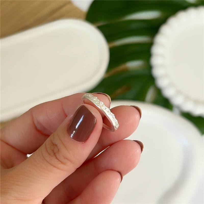 ANEL PRATA 925 MEIA ALIANÇA CRAVEJADA MICROZIRCÔNIAS METADE LISA