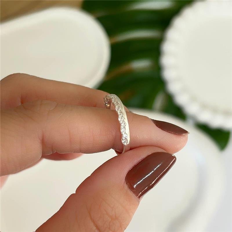 ANEL PRATA 925 MEIA ALIANÇA CRAVEJADA MICROZIRCÔNIAS METADE LISA