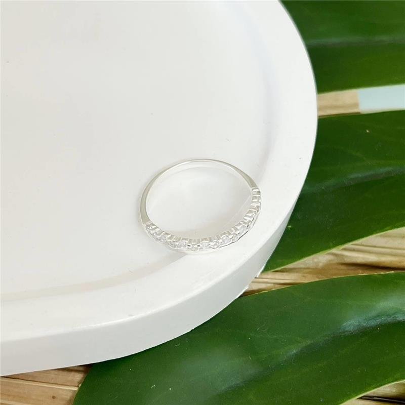 ANEL PRATA 925 MEIA ALIANÇA CRAVEJADA MICROZIRCÔNIAS METADE LISA