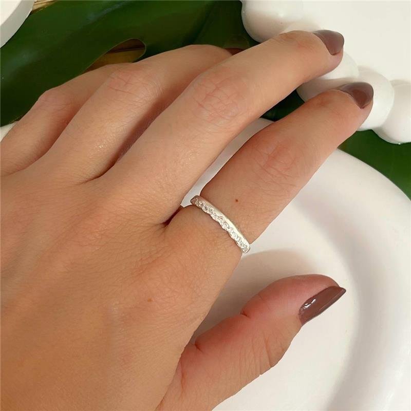 ANEL PRATA 925 MEIA ALIANÇA CRAVEJADA MICROZIRCÔNIAS METADE LISA