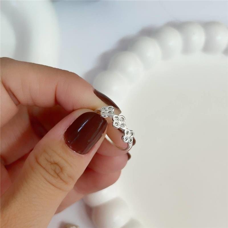 ANEL EM PRATA 925 3 TREVOS CRAVEJADOS COM ZIRCÔNIAS 