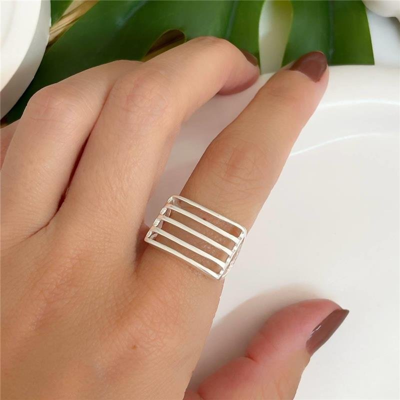 ANEL PRATA 925 BASE RETANGULAR COM LINHAS VAZADAS