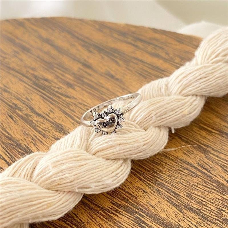 ANEL PRATA 925 CORAÇÃO LOVE DETALHE PEDRAS