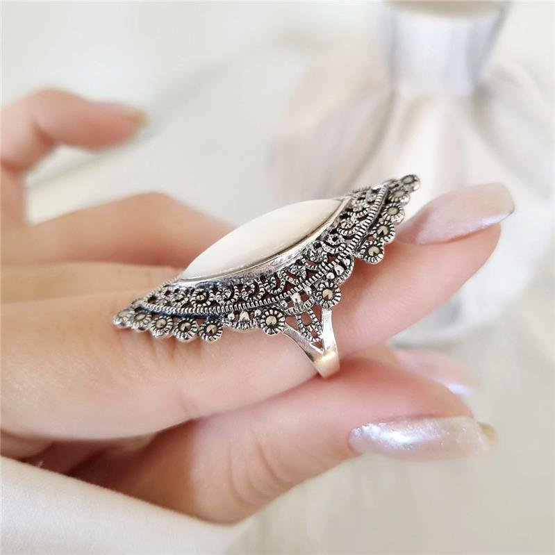 ANEL PRATA 925 GRANDE TRABALHADO MADRE PÉROLA NAVETE