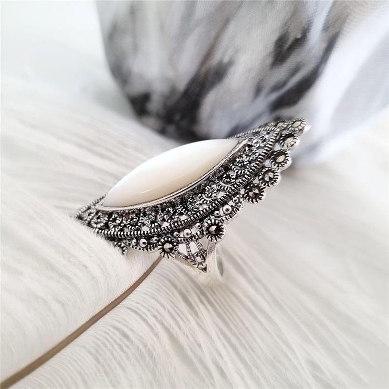 ANEL PRATA 925 GRANDE TRABALHADO MADRE PÉROLA NAVETE