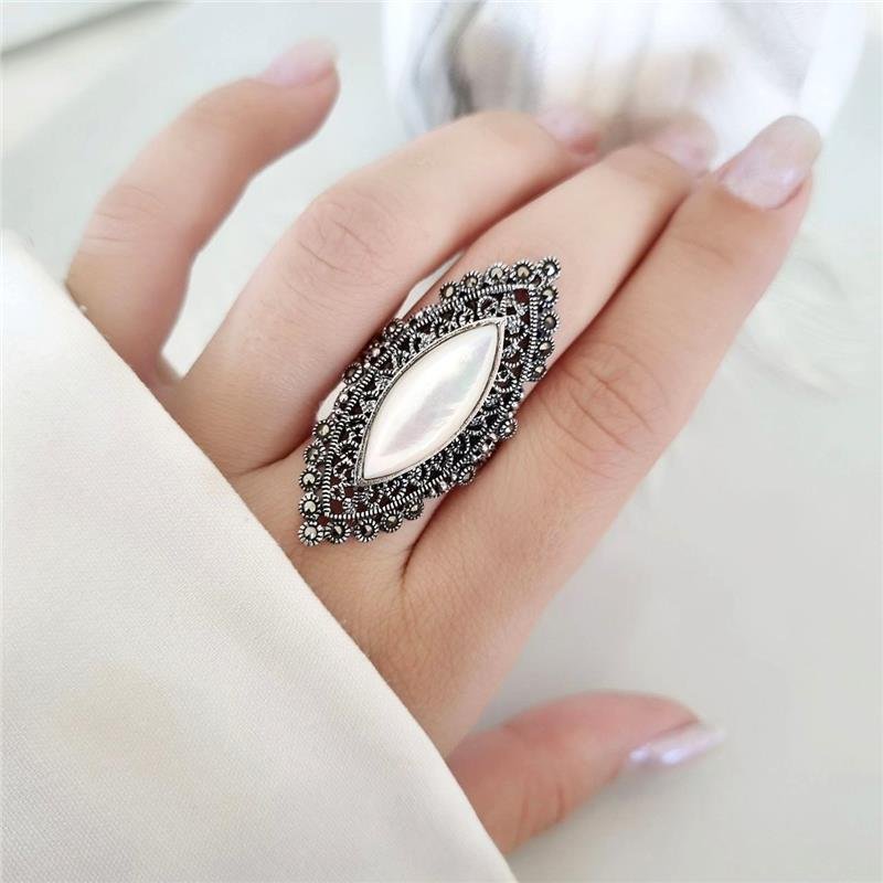 ANEL PRATA 925 GRANDE TRABALHADO MADRE PÉROLA NAVETE