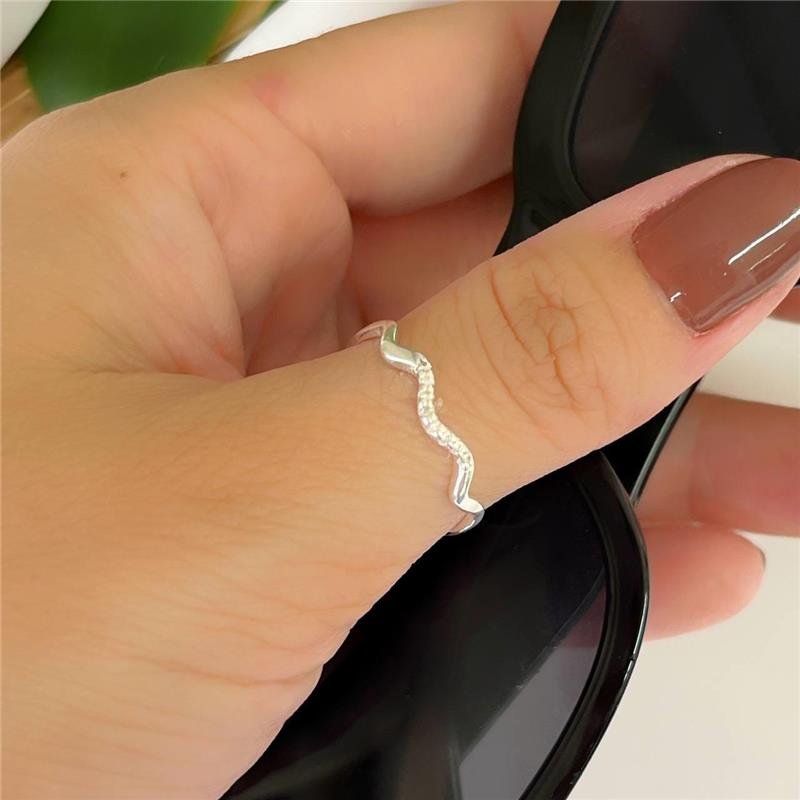 ANEL PRATA 925 MINIMALISTA ONDULADO PRATA LISA E CRAVEJADA