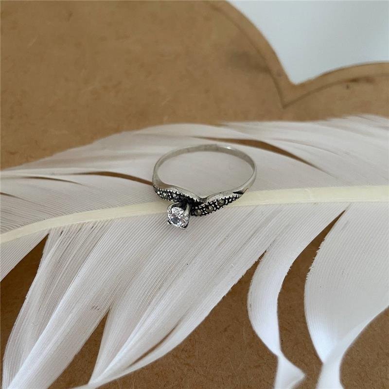 ANEL PRATA 925 SOLITÁRIO ONDULADO COM PEDRAS