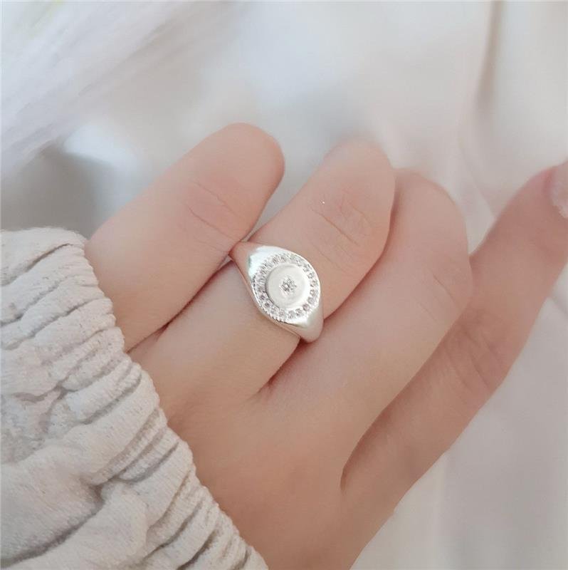 ANEL PRATA 925 SINETE REDONDO CRAVEJADO ZIRCÔNIAS