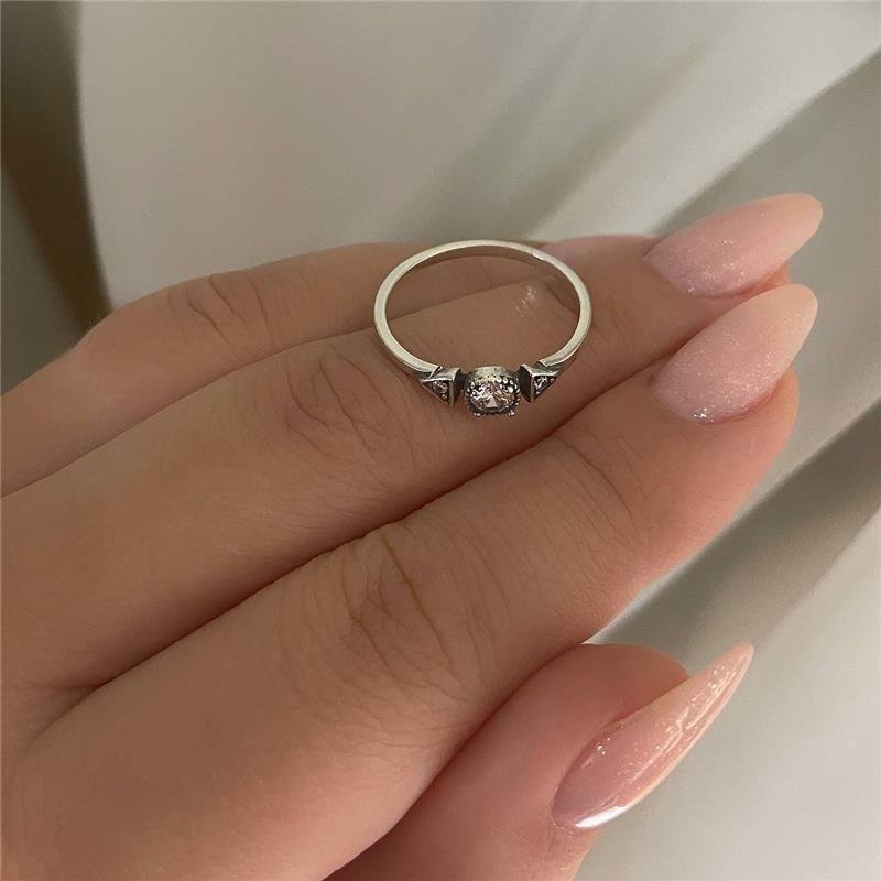 ANEL PRATA 925 SOLITÁRIO COM DETALHE DE TRIÂNGULO NA LATERAL