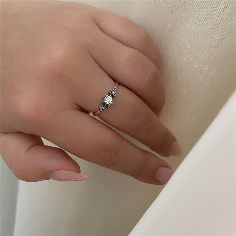 ANEL PRATA 925 SOLITÁRIO COM DETALHE DE TRIÂNGULO NA LATERAL