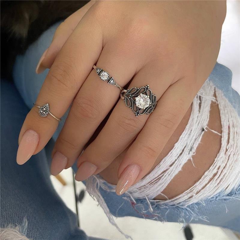 ANEL PRATA 925 SOLITÁRIO COM DETALHE DE TRIÂNGULO NA LATERAL