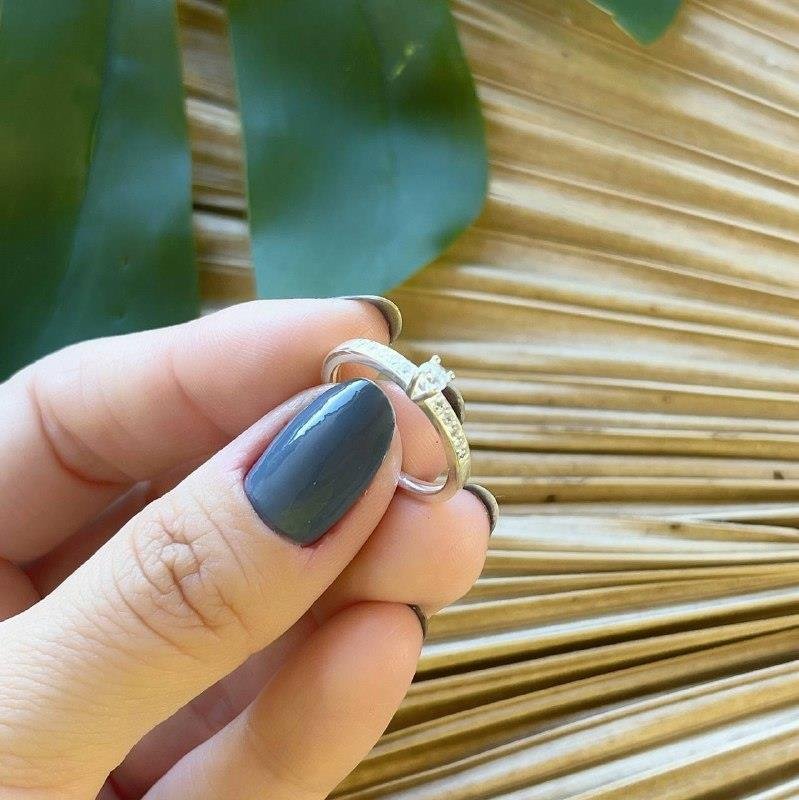 ANEL PRATA 925 SOLITÁRIO MICROZIRCÔNIAS NAS LATERAIS