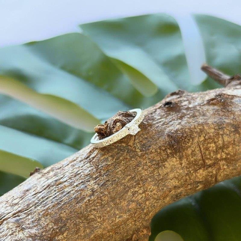 ANEL PRATA 925 SOLITÁRIO MICROZIRCÔNIAS NAS LATERAIS