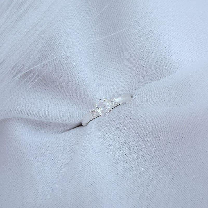 ANEL PRATA 925 SOLITÁRIO OVAL 2 ZIRCONIAS LATERAL