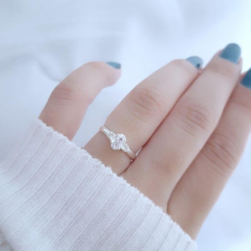 ANEL PRATA 925 SOLITÁRIO OVAL 2 ZIRCONIAS LATERAL