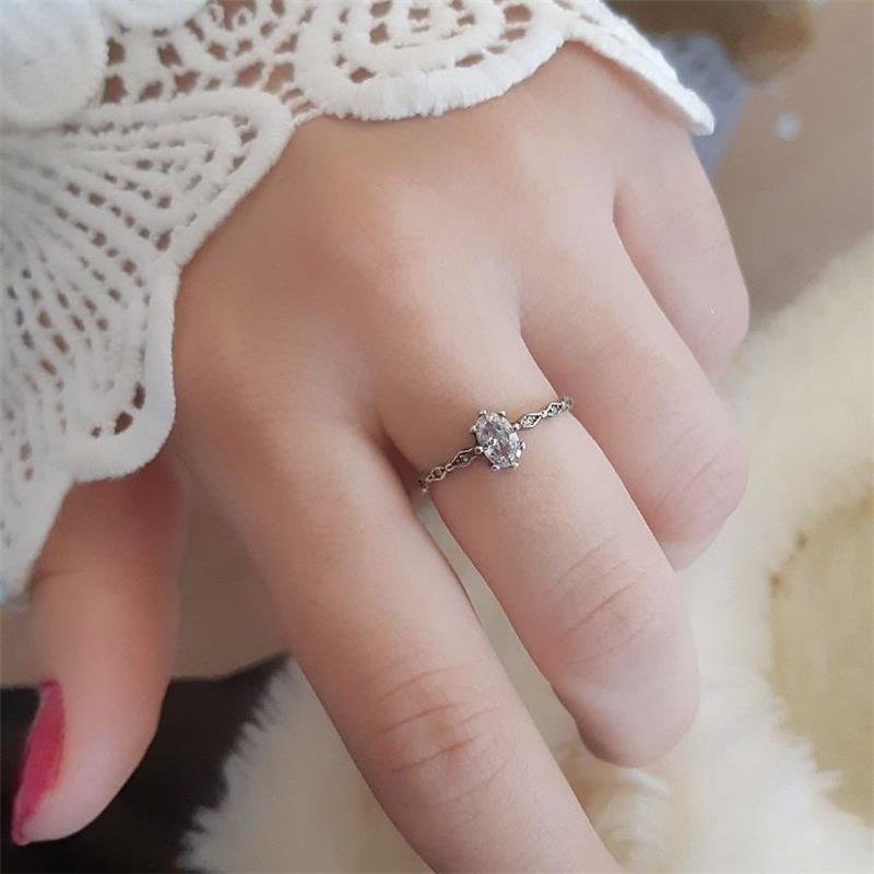 ANEL PRATA 925 SOLITÁRIO OVAL LATERAIS CRAVEJADA