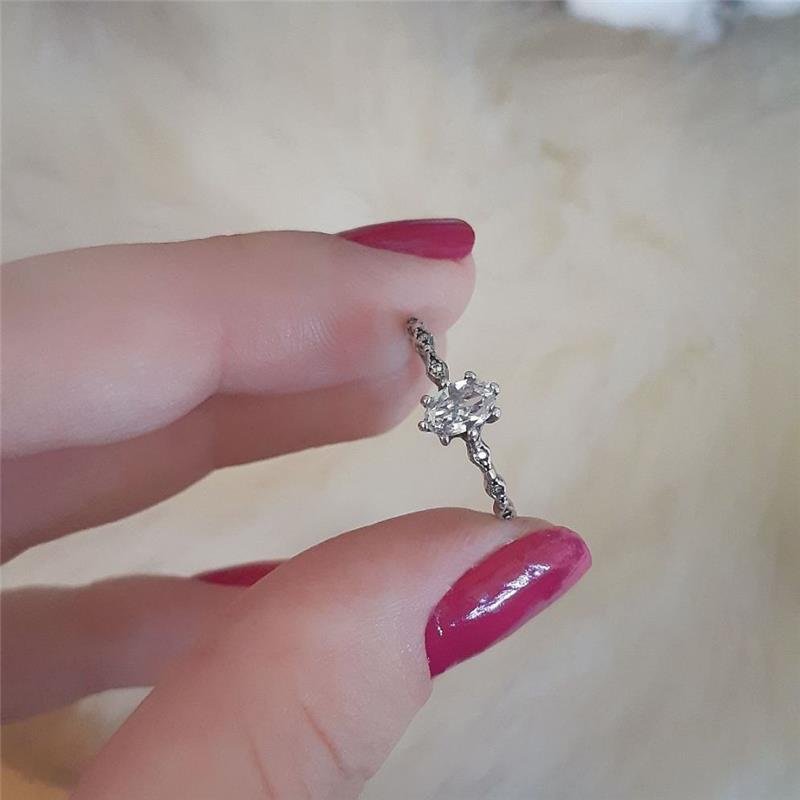 ANEL PRATA 925 SOLITÁRIO OVAL LATERAIS CRAVEJADA