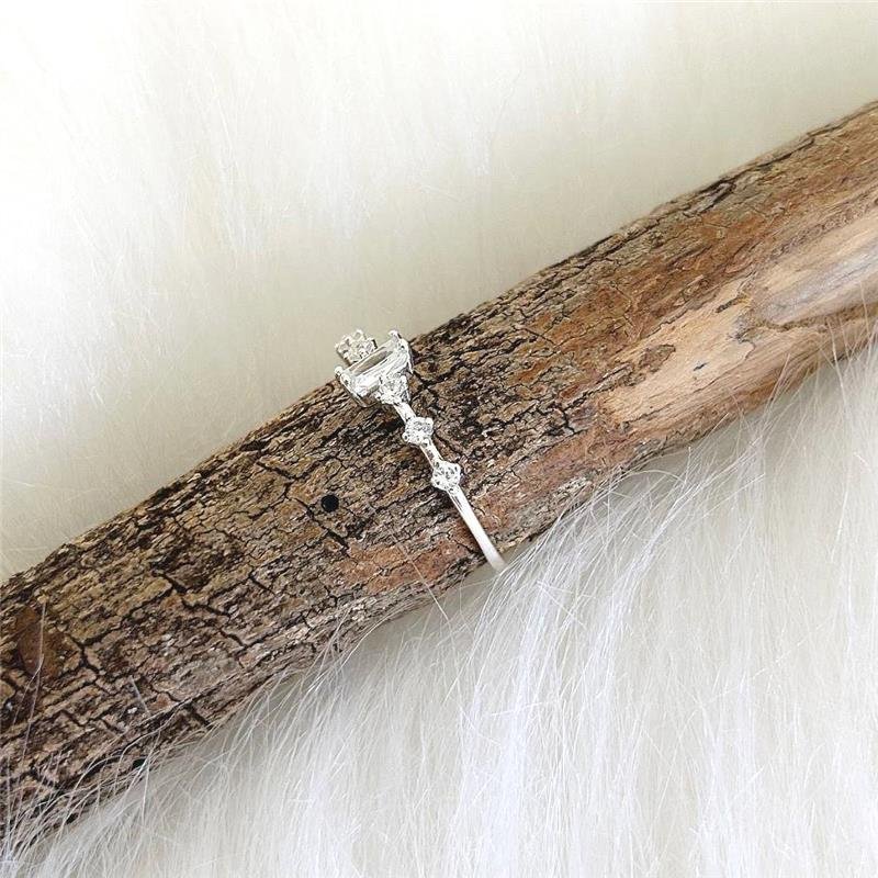 ANEL PRATA 925 SOLITÁRIO RETÂNGULO COM ZIRCÔNIAS LATERAIS