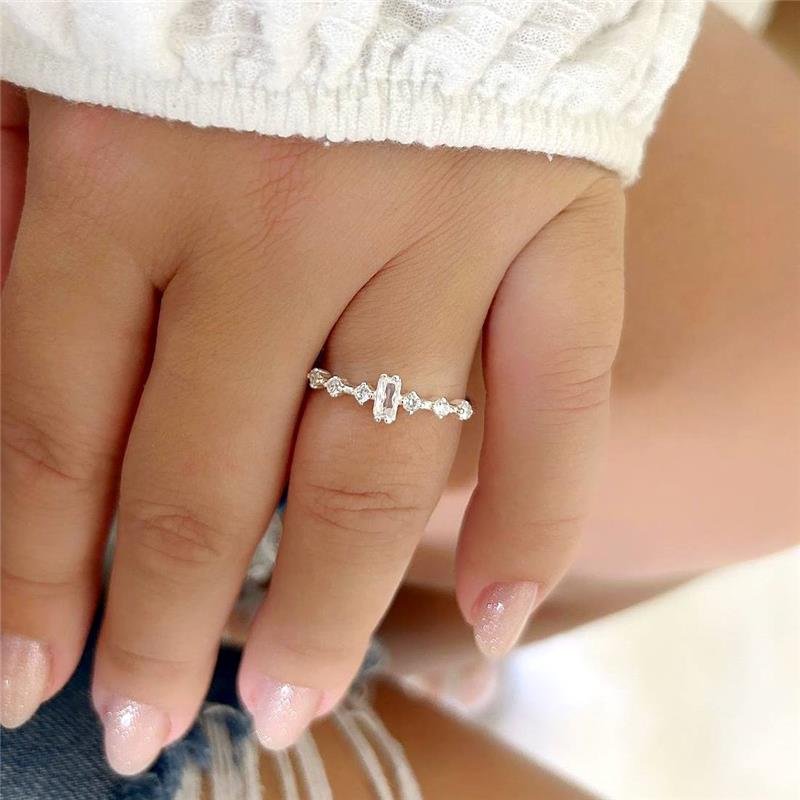 ANEL PRATA 925 SOLITÁRIO RETÂNGULO COM ZIRCÔNIAS LATERAIS