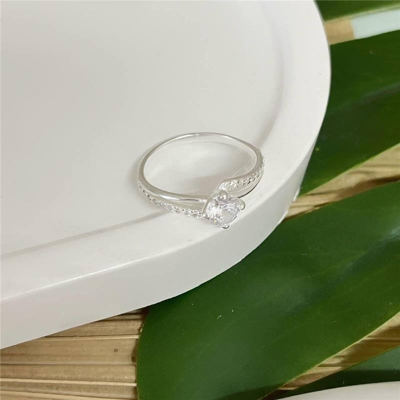 ANEL PRATA 925 SOLITÁRIO ZIRCÔNIA COM DETALHES LATERAIS