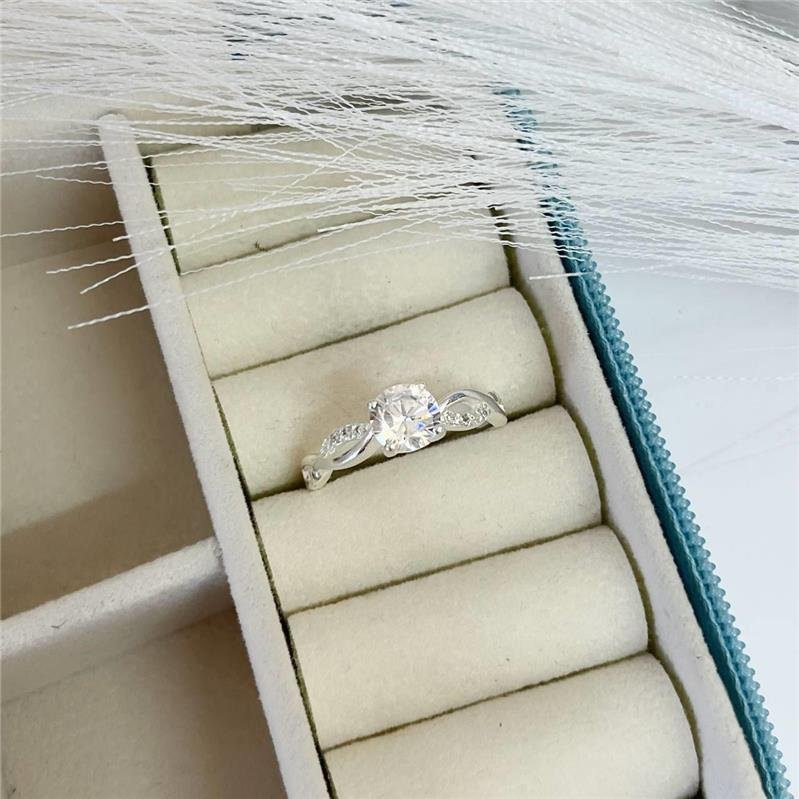 ANEL PRATA 925 SOLITÁRIO ZIRCÔNIA DETALHE TRANÇADO LATERAIS MICROZIRCÔNIAS CRAVEJADAS