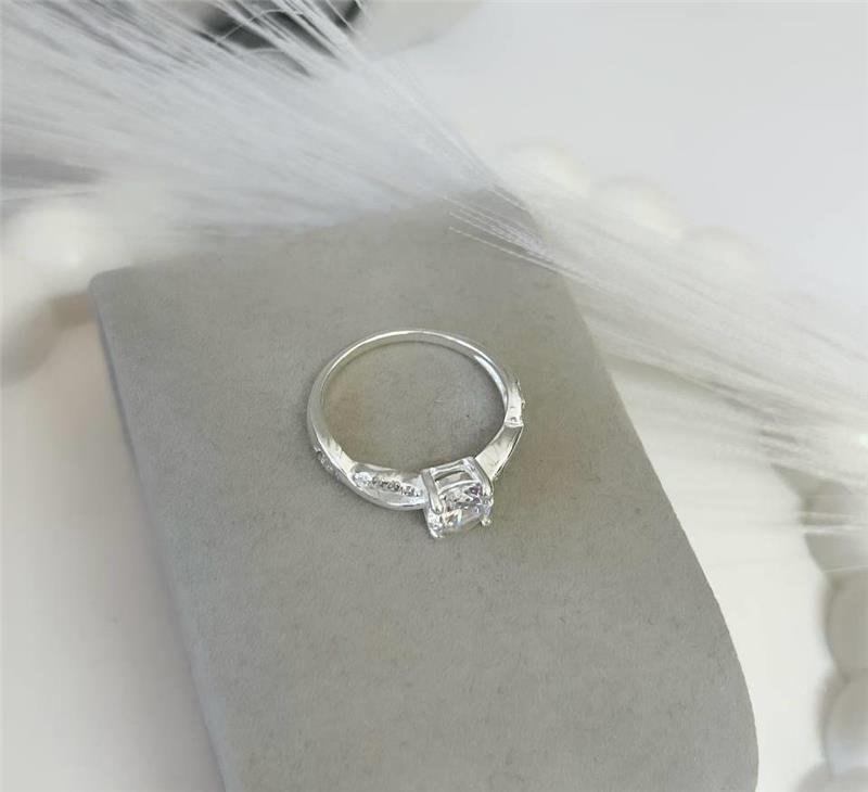 ANEL PRATA 925 SOLITÁRIO ZIRCÔNIA DETALHE TRANÇADO LATERAIS MICROZIRCÔNIAS CRAVEJADAS