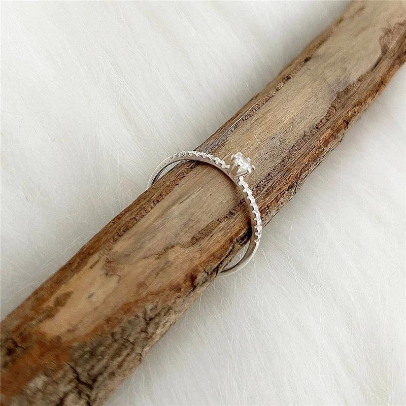 ANEL PRATA 925 SOLITÁRIO ZIRCÔNIAS NAS LATERAIS