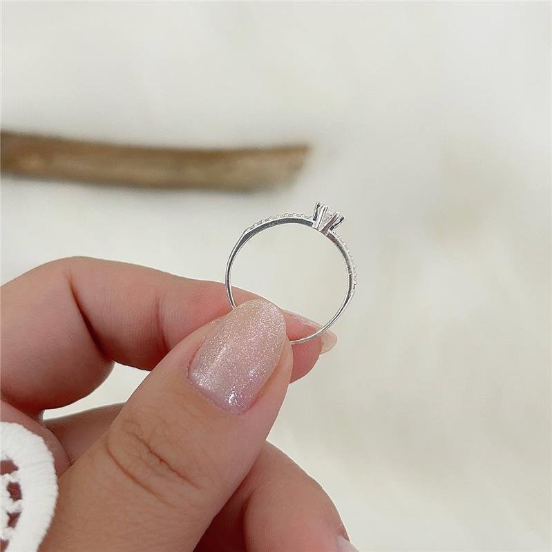 ANEL PRATA 925 SOLITÁRIO ZIRCÔNIAS NAS LATERAIS