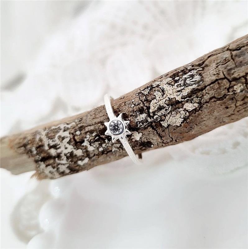 ANEL PRATA 925 SOLZINHO COM PEDRA