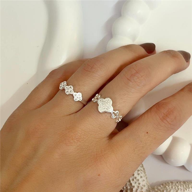 ANEL PRATA 925 TREVO CENTRAL COM MICROZIRCÔNIAS CRAVEJADAS E TREVOS VAZADOS