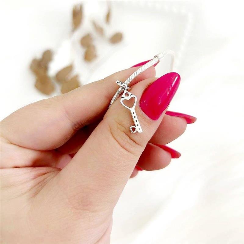 BERLOQUE PRATA 925 CHAVE COM CORAÇÃO VAZADO E ZIRCÔNIA