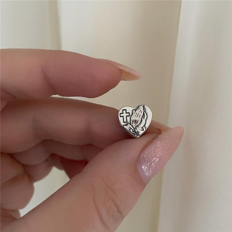 BERLOQUE PRATA 925 CORAÇÃO MÃO REZANDO E CRUZ