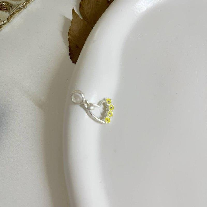 BERLOQUE PRATA 925 CORAÇÃO VAZADO 4 FLORES AMARELAS