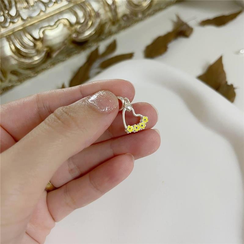 BERLOQUE PRATA 925 CORAÇÃO VAZADO 4 FLORES AMARELAS