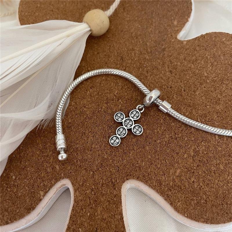 BERLOQUE PRATA 925 CRUZ COM CÍRCULOS CRAVEJADOS