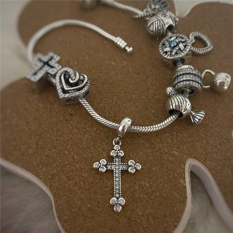 BERLOQUE PRATA 925 CRUZ CRAVEJADA COM DETALHES