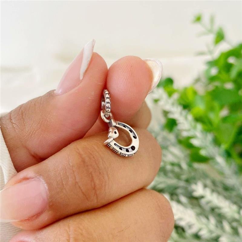 BERLOQUE PRATA 925 FERRADURA COM CORAÇÃO