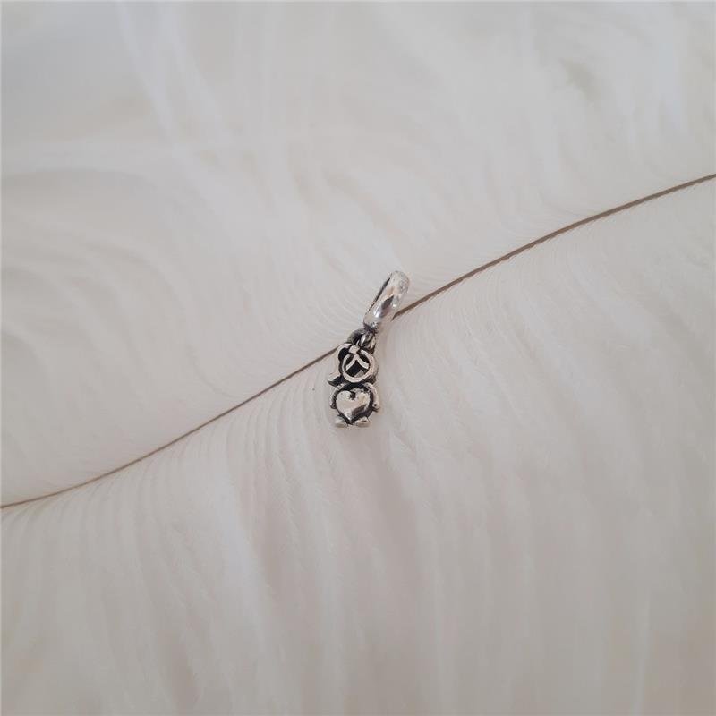 BERLOQUE PRATA 925 MENINA SEGURANDO CORAÇÃO