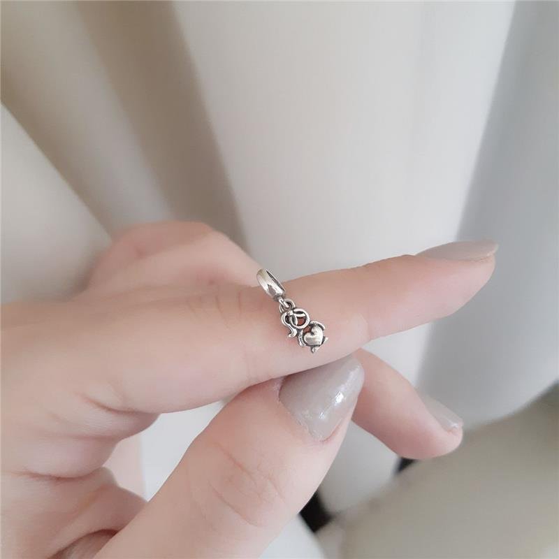 BERLOQUE PRATA 925 MENINA SEGURANDO CORAÇÃO