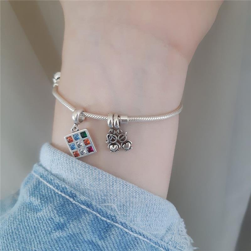 BERLOQUE PRATA 925 MENINA SEGURANDO CORAÇÃO