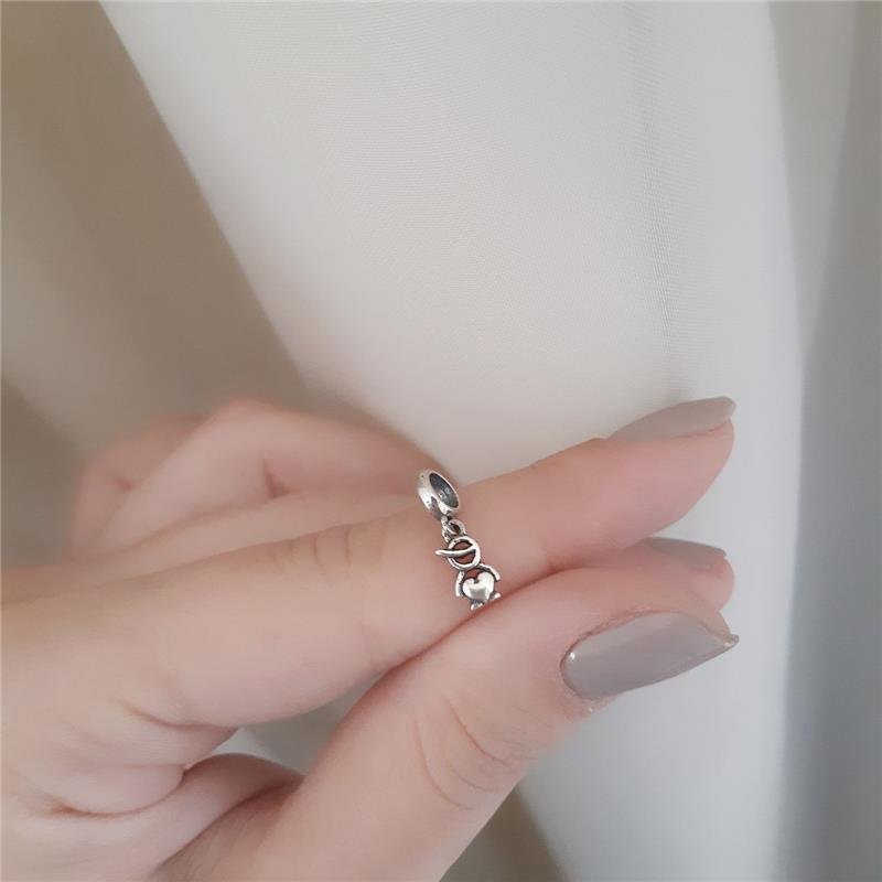 BERLOQUE PRATA 925 MENINO SEGURANDO CORAÇÃO