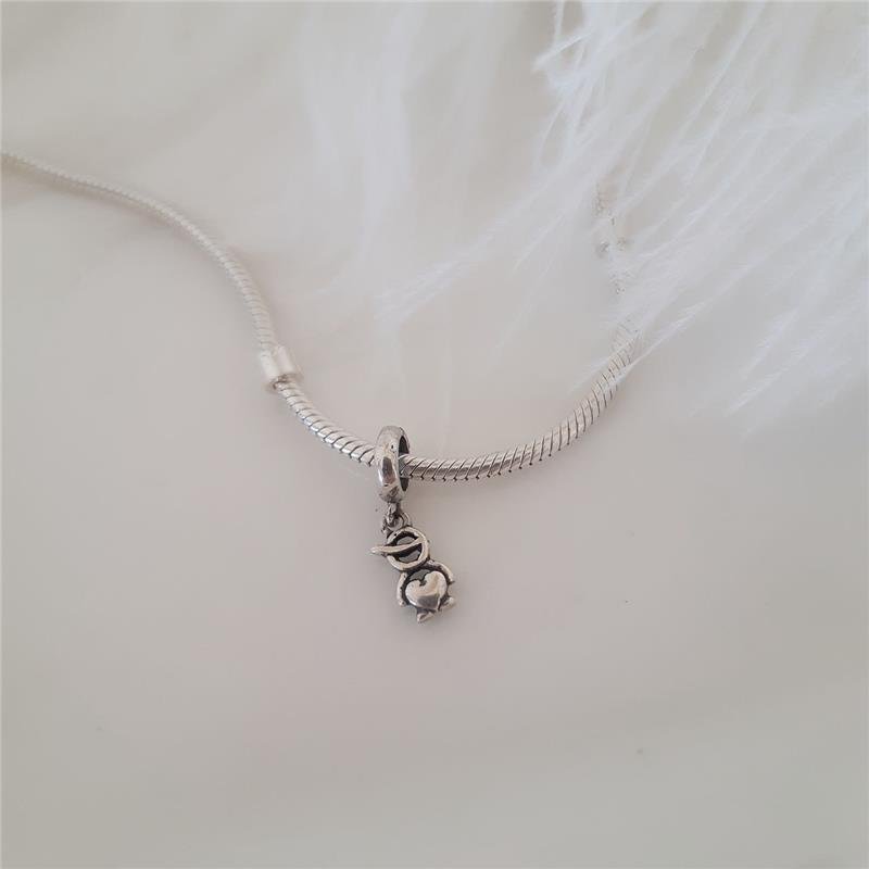 BERLOQUE PRATA 925 MENINO SEGURANDO CORAÇÃO