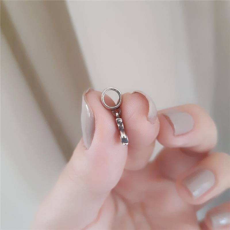 BERLOQUE PRATA 925 MENINO SEGURANDO CORAÇÃO