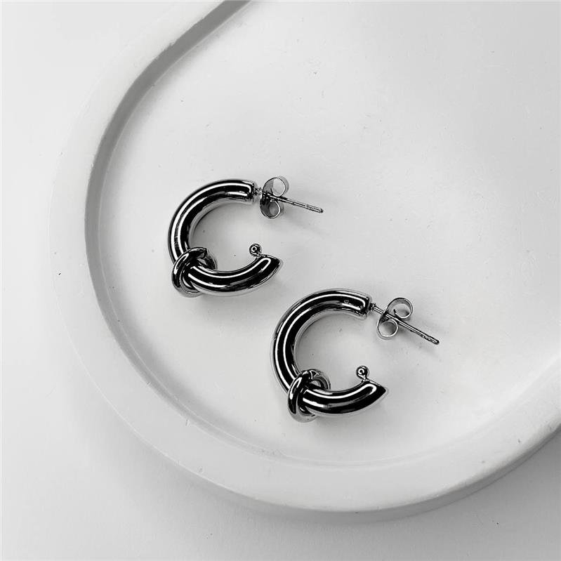 BRINCO AÇO INOX MEIA ARGOLA ABAULADA DETALHE ARGOLA PEQUENA