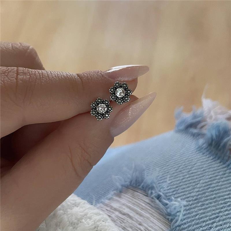 BRINCO FLORZINHA COM ZIRCÔNIA