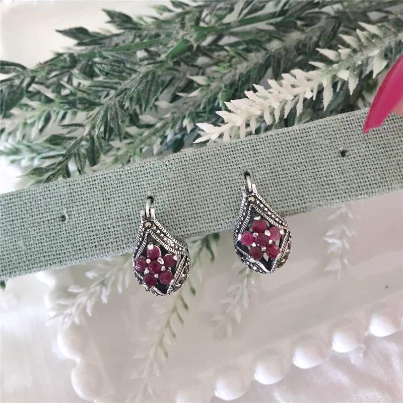 BRINCO LADY DAY RUBI SAFIRA ESMERALDA FLOR