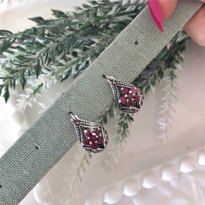 BRINCO LADY DAY RUBI SAFIRA ESMERALDA FLOR