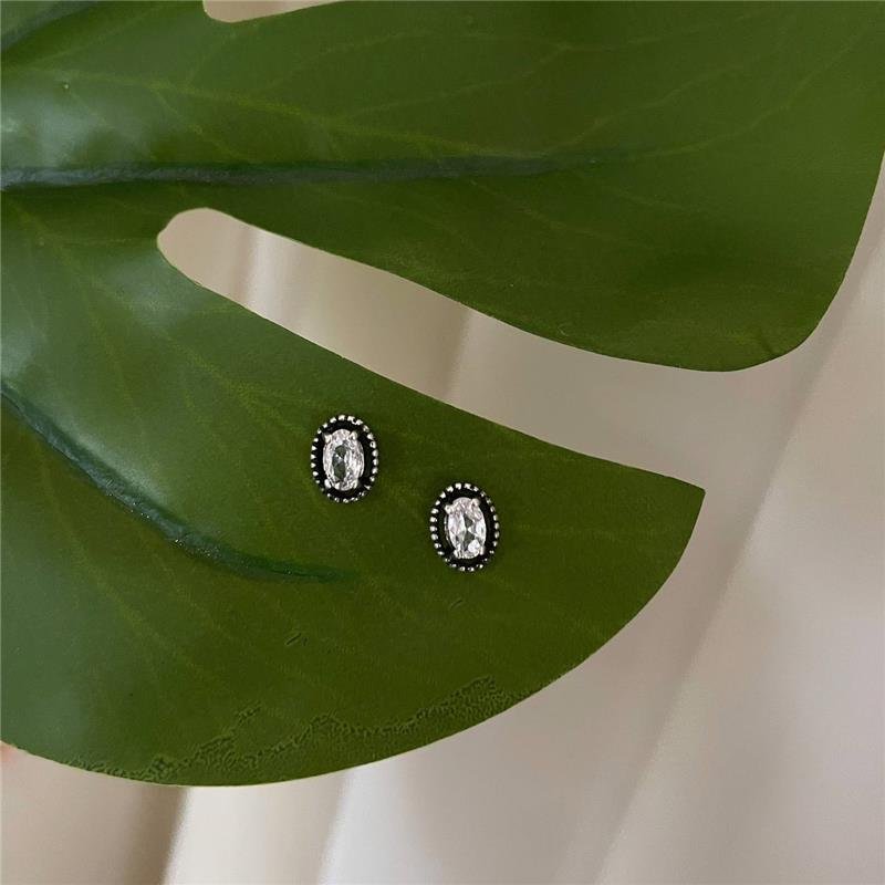 BRINCO OVAL DE ZIRCÔNIA