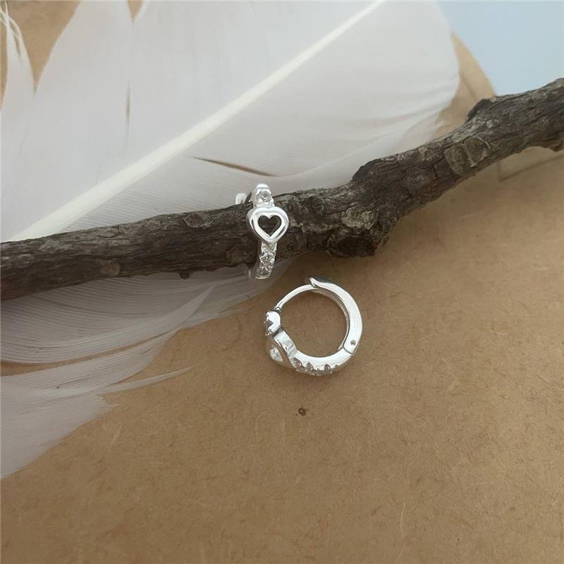 BRINCO PRATA 925 ARGOLA COM CORAÇÃO CRAVEJADO